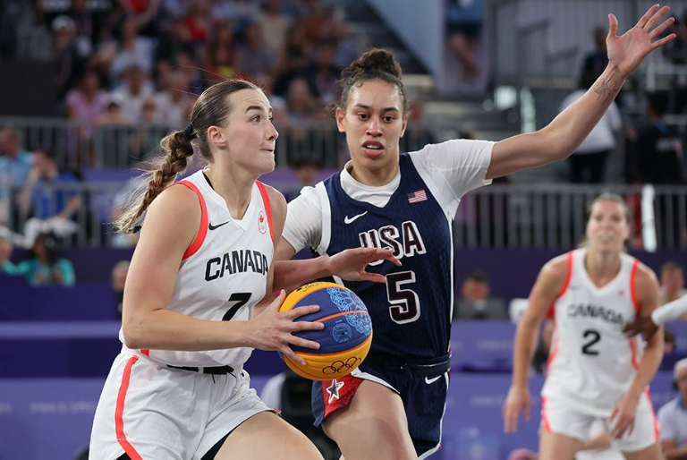 Reprezentacja kobiet USA zdobywa brązowy medal w koszykówce 3x3 na igrzyskach olimpijskich w 2024 r.
